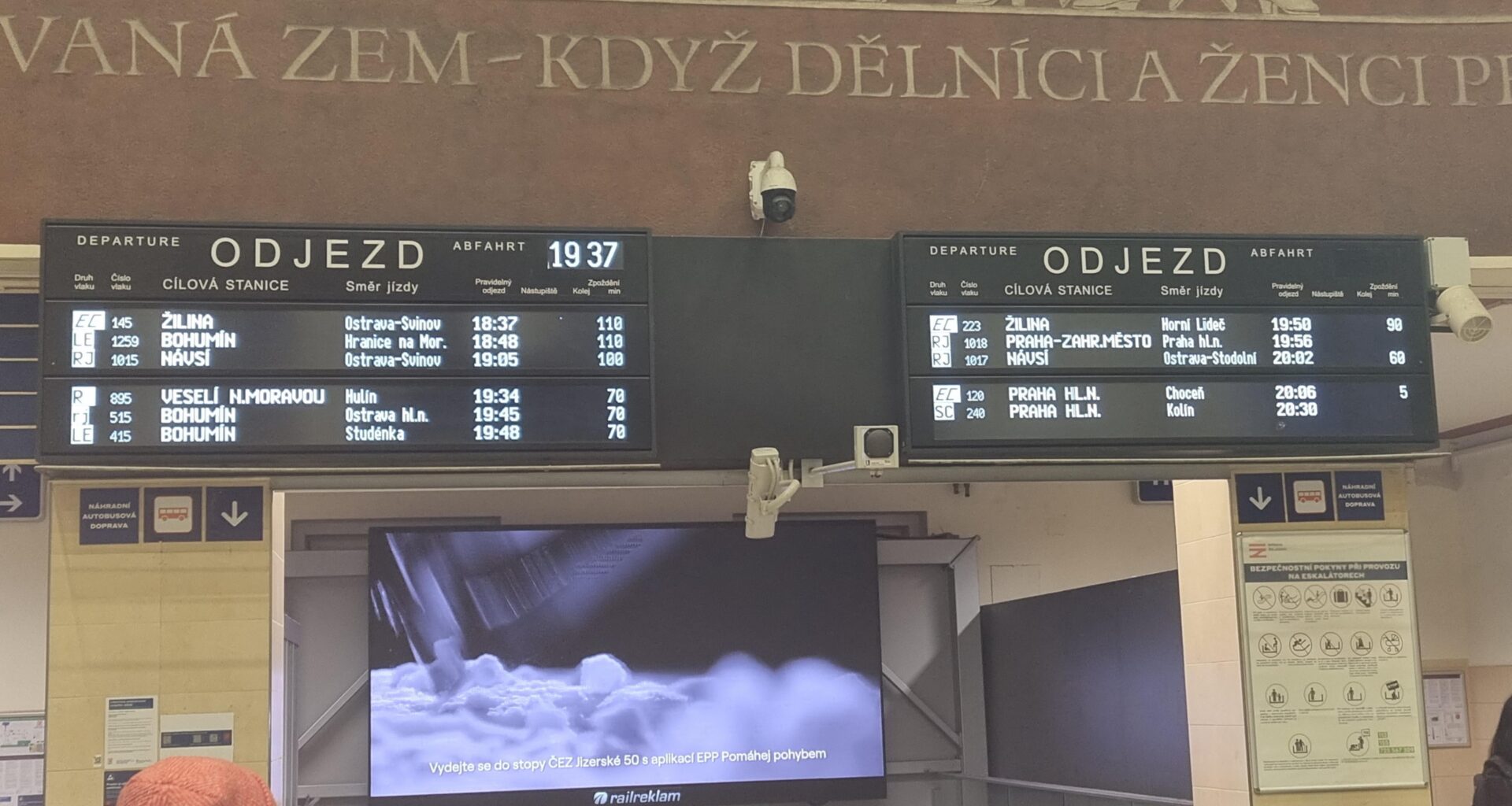 Lidi, prosím neskákejte pod vlak, škodí to zdraví