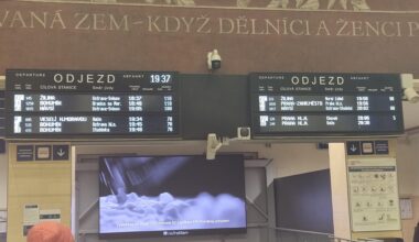 Lidi, prosím neskákejte pod vlak, škodí to zdraví