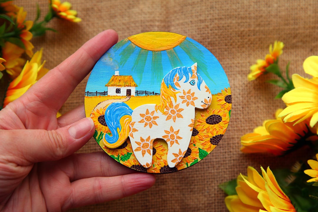 In honor of ArtFriday 🎨, I’ll show you our new Ukrainian handmade magnet “Lucky Horse” 🐴 By the way, the symbol of this year 😁