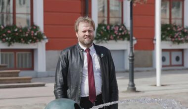 Andro Roos kadus hoiu-laenuühistu tundlike dokumentide ja autoga Eestist