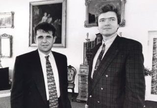 Před 20 lety, 25.1.2006, nájemný vrah zastřelil Františka Mrázka na tom jeho "Zámečku" v Nových Dvorech na Praze 4. Toto by se dalo označit jako takový oficiální milník, kdy skončily ty divoké devadesátky. Jak vzpomínáte na rok 2005/06? Mně tehdá byly dva roky.