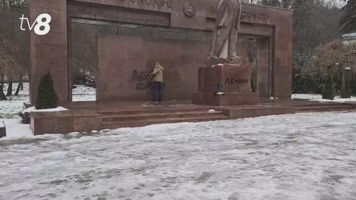 /VIDEO/ Monumentul lui Lenin de la Moldexpo a fost vandalizat: Ce riscă făptașii