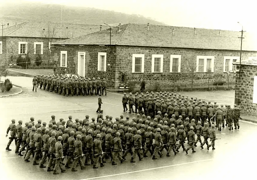 A tutti quelli terrorizzati dalla reintroduzione della leva in Italia, mi spiegate dove l'eventuale governo suicida che volesse farlo dove troverebbe i soldi? E dove metterebbe i soldati, visto che le caserme sono state dismesse?