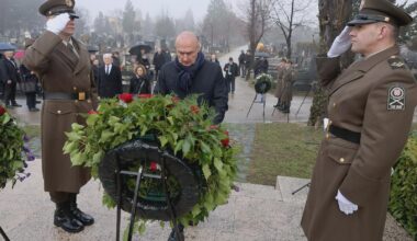 Vijenci izaslanstava Vlade i Sabora ispred skulpture Mojsija