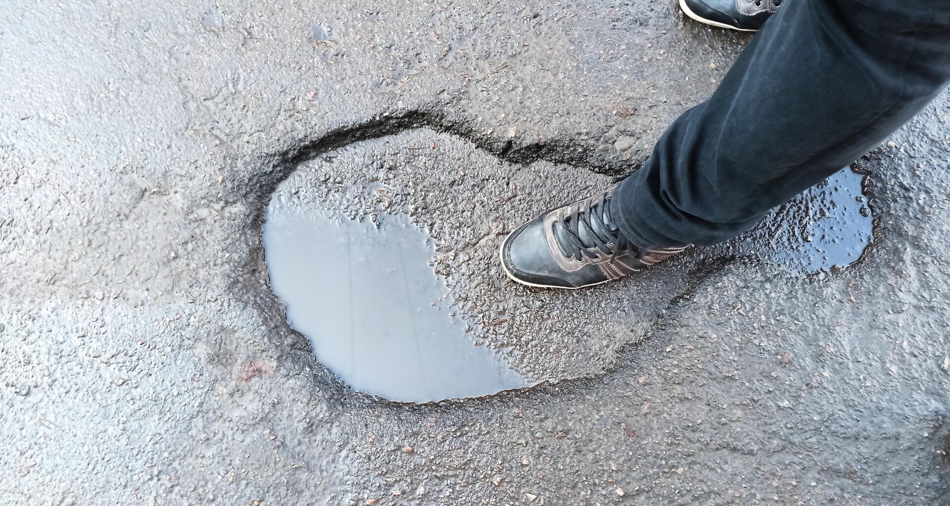 pothole causes traffic jam? really..