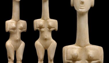 Μαρμάρινο Κυκλαδικό γυναικείο ειδώλιο, τύπου Πλαστηρά.
αποδίδεται στον Γλύπτη του Metropolitan Museum (από την Pat Getz-Gentle).
Πρωτοκυκλαδική I περίοδος, περ. 3200 – 2800 π.Χ.
Ύψος: 21,6 εκ.
The Metropolitan Museum of Art, New York, USA. (1750x1750)