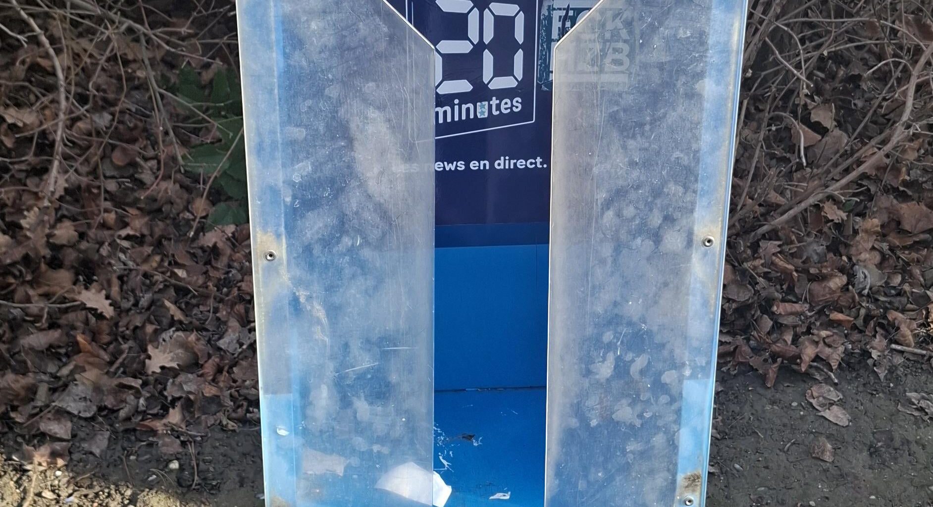 What will they do with these abandoned 20 Minutes newspaper dispensers?