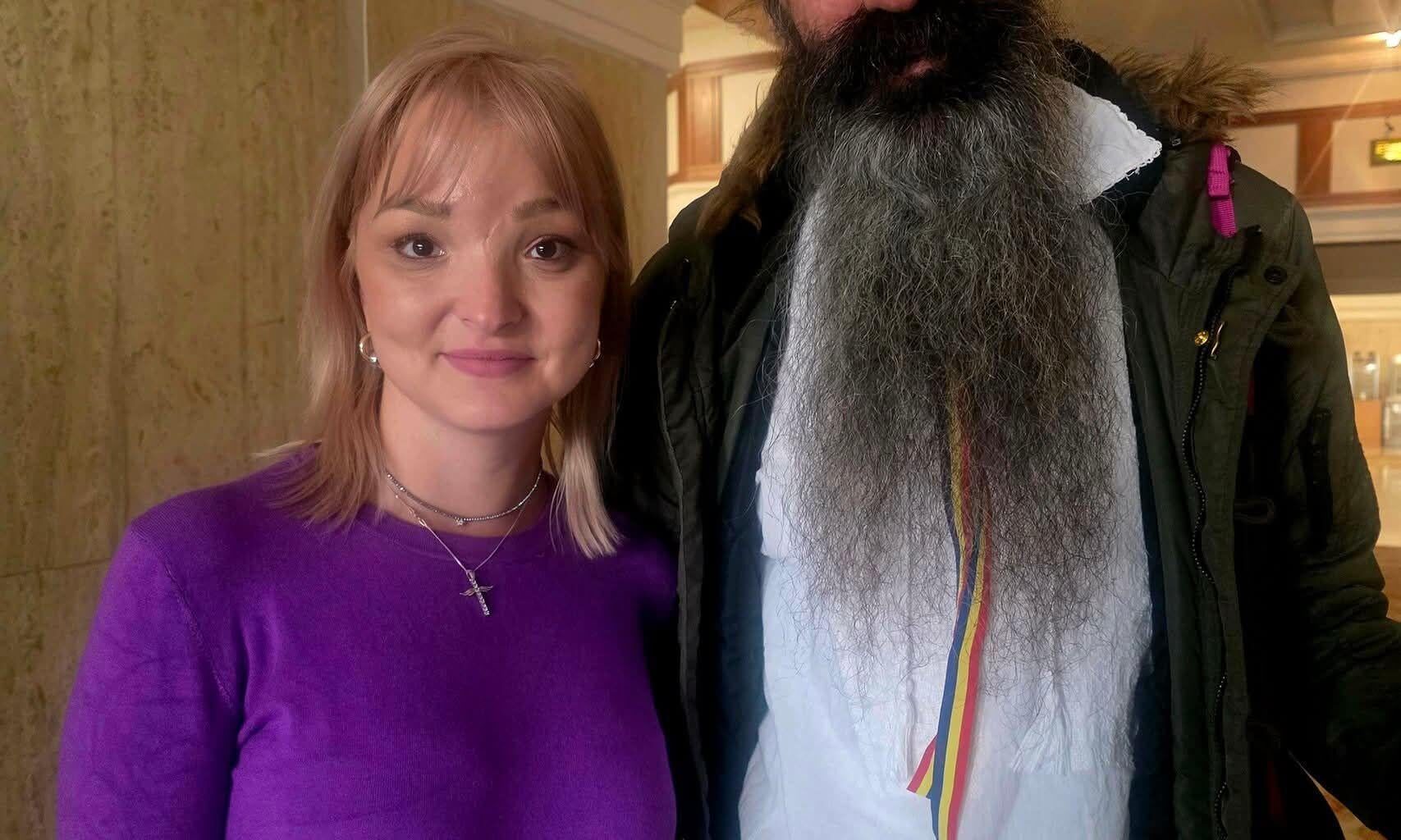 Salut, te-am văzut de peste bar și ne place vibe-ul tău