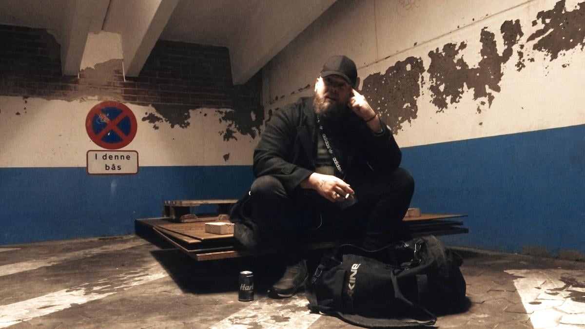 Noah træder direkte ud fra fængslet til gaden igen og igen. Der er ikke råd til andet