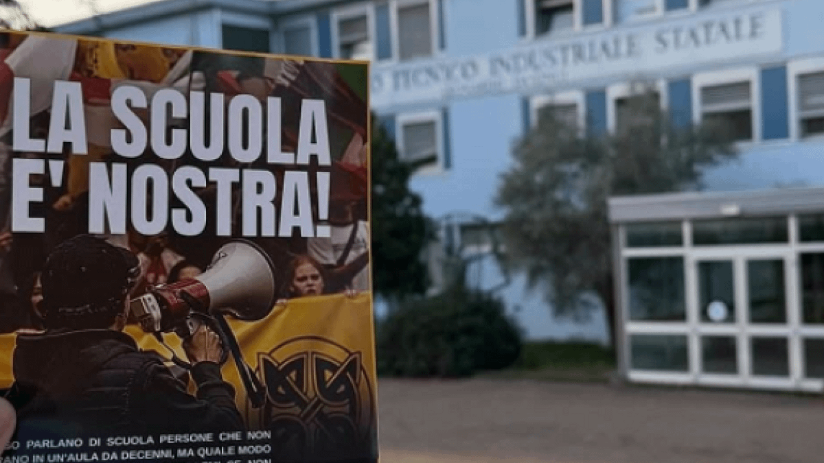 Schedatura insegnanti di sinistra dei giovani di FdI, le opposizioni sul questionario di Azione studentesca: «È illegale», il ministero dell'Istruzione annuncia «accertamenti»