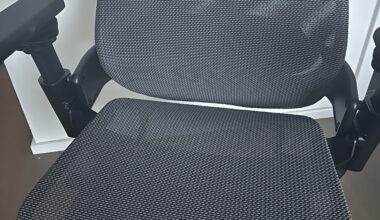 Kupil som si najdrahšiu gamersku stoličku v Ikea, ale nehrám hry vôbec. Odceňujem ale diery v sedadle, lebo sa do nej pohodlne bez zodvihnutia zadku prdí. Len toľko na dnes.