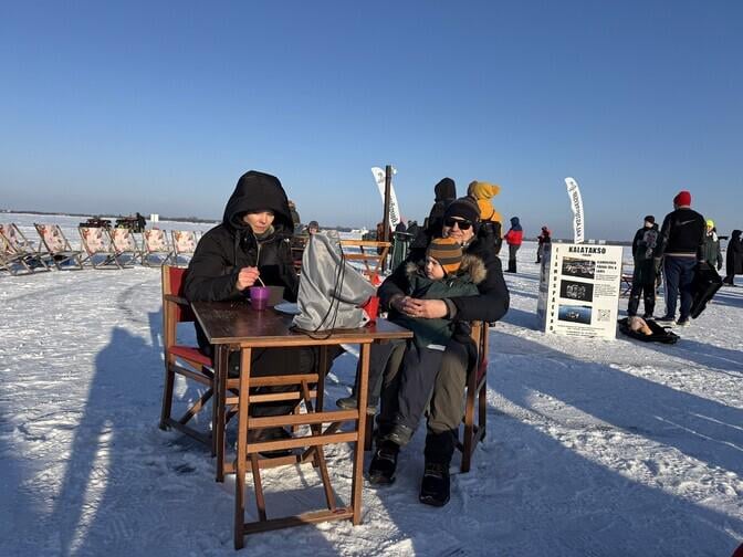 Fotod: Pärnu lahe jääl avati taas kohvik