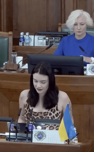 Vai ir pieņemami, ka Saeimas deputāti ierodas ģērbušies šādi? Viedokļi?