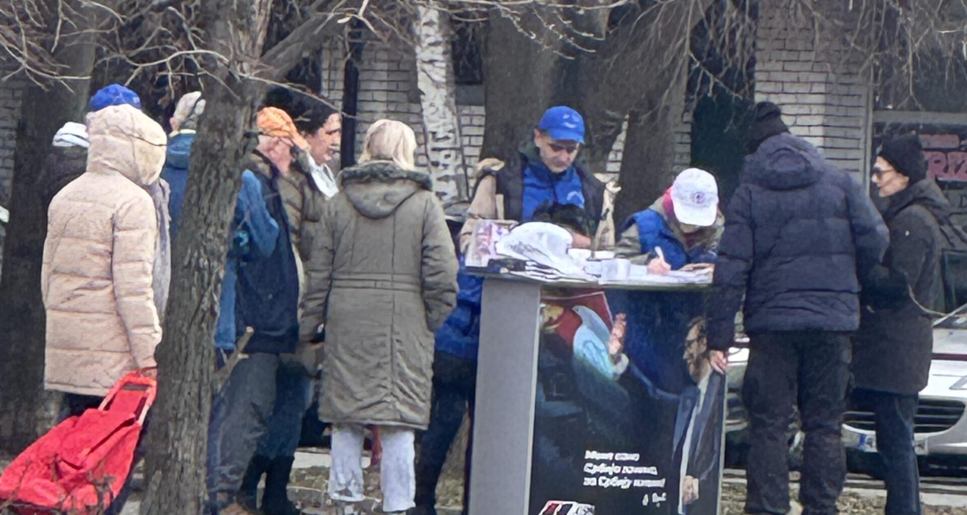 SNS ponovo počeo da iznosi štandove - NS