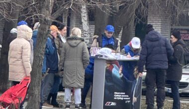 SNS ponovo počeo da iznosi štandove - NS