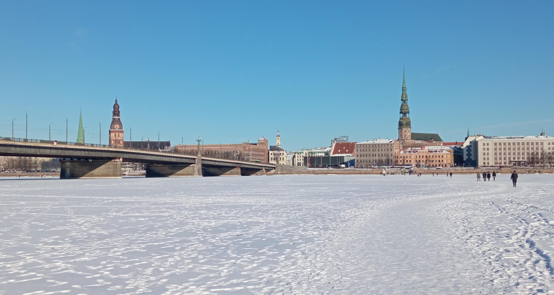 Atļauts šķersot Daugavu (Netuvināties dzelzceļa tiltam! - kliegs pa skāļruni)