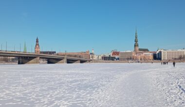 Atļauts šķersot Daugavu (Netuvināties dzelzceļa tiltam! - kliegs pa skāļruni)