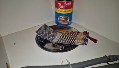 Fult hål och konstigt blått pulver/spån/fibrer under köksbänk