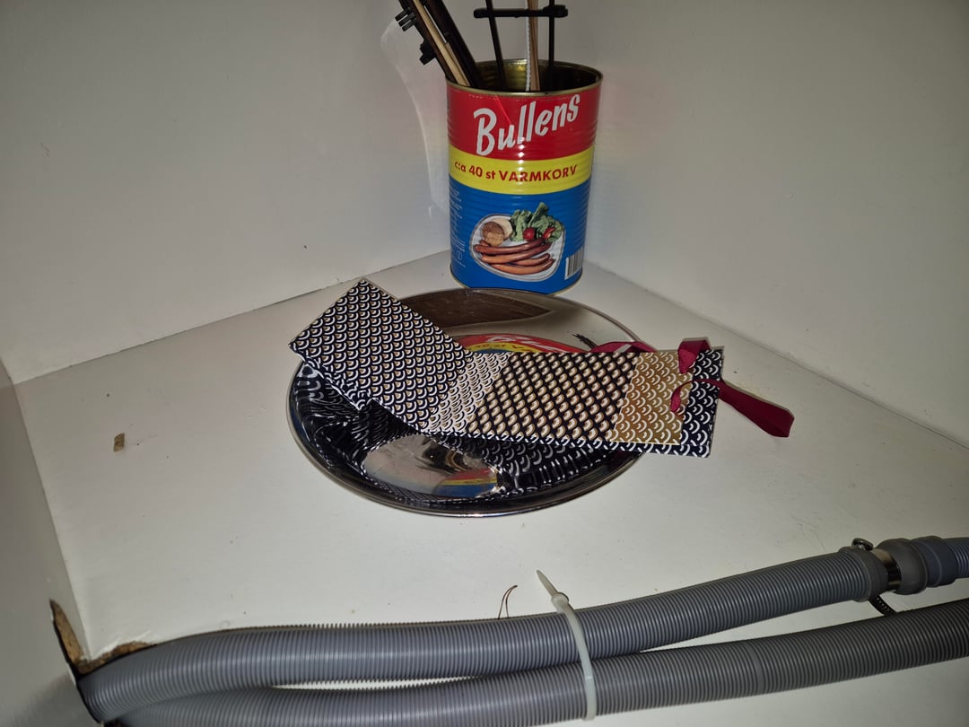 Fult hål och konstigt blått pulver/spån/fibrer under köksbänk