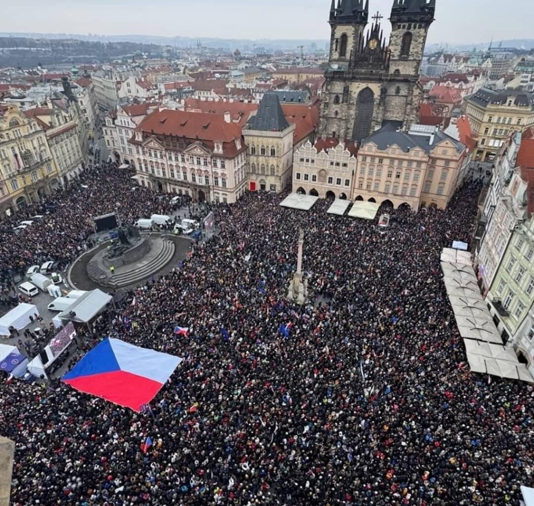 Prague: 80 000 people rally in support of the president Petr Pavel and against minister of foreign affairs Petr Macinka.
