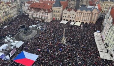 Prague: 80 000 people rally in support of the president Petr Pavel and against minister of foreign affairs Petr Macinka.