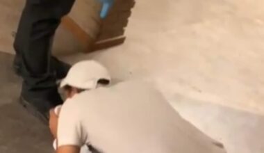 Ongeloof om ‘afschuwelijk’ filmpje in azc: beveiliger laat asielzoeker voeten kussen