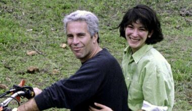 Daily Mail: Imperiul sexual al lui Epstein era o ”capcană a KGB-ului”. El a avut mai multe discuții cu Putin după condamnare - Știrile ProTV