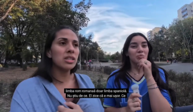 Două argentinience vorbind între ele în limba română.