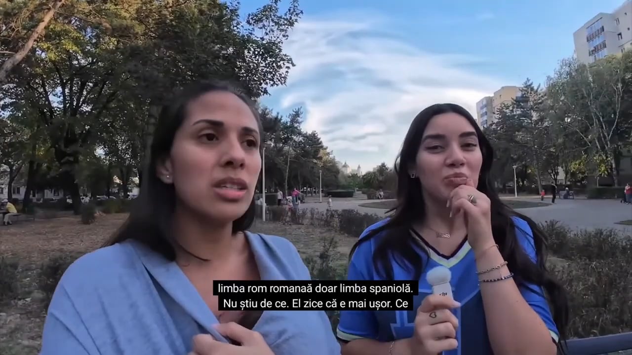 Două argentinience vorbind între ele în limba română.