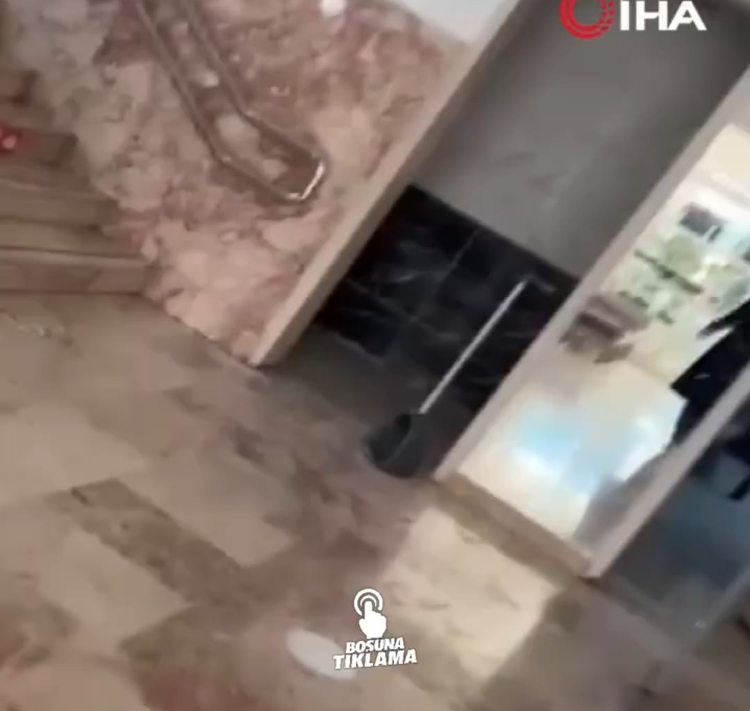 Isparta'da kız ve erkek öğrenci tuvaletlerine kamera yerleştirilen ortaokulun müdürü görevden alındı. Görevden alınan müdürün, öğretmen olarak başka bir okula görevlendirildiği öğrenildi.