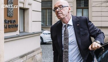 Ministr Klempíř si pozve umělce z demonstrace na Pavlovu podporu