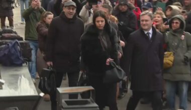 "Lopovi, lopovi": Građani i studenti sačekali Selakovića i ostale optužene ispred Specijalnog suda