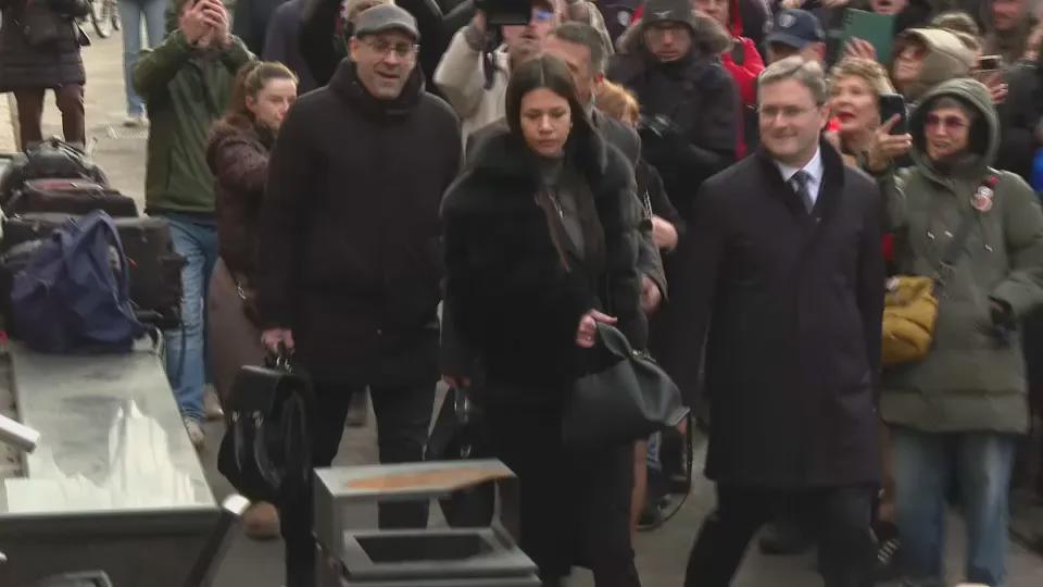 "Lopovi, lopovi": Građani i studenti sačekali Selakovića i ostale optužene ispred Specijalnog suda