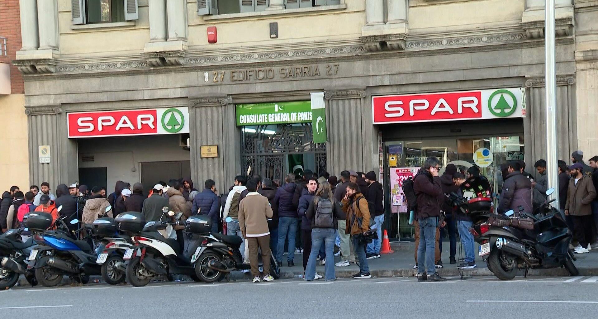 Long queues at the Pakistani consulate in Barcelona due to the migrant regularization program