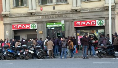 Long queues at the Pakistani consulate in Barcelona due to the migrant regularization program