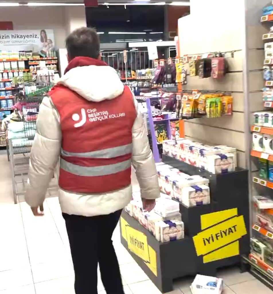 CHP Beşiktaş Gençlik Kolları: Sefalet ücretlerine karşı üretimden gelen gücünü kullandığı için işten atılan ve gözaltına alınan Migros depo işçilerinin yanındayız. #100MigrosİşçisiGözaltında