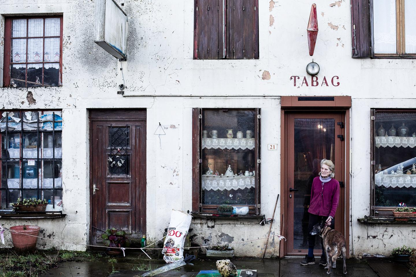 La disparition des bars-tabacs, lieux de sociabilité, nourrit la progression du vote RN, selon une étude
