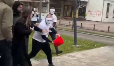 Aktivisti SNS gađali crvenom farbom studente iz organizacije “Mladi Kula” koji će učestvovati na predstojećim lokalnim izborima