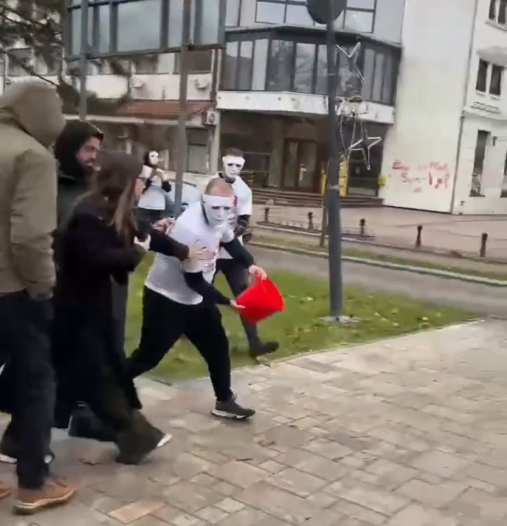 Aktivisti SNS gađali crvenom farbom studente iz organizacije “Mladi Kula” koji će učestvovati na predstojećim lokalnim izborima