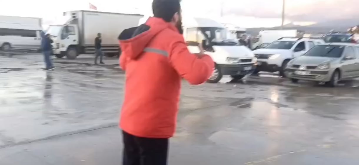 Migros İşçisi Polise İsyan Etti: "Bunlar da suç işliyor, müdahale etsene! Ben halkım, senin benim yanımda olman lazım!"