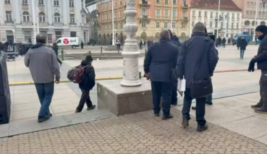 Policija ne da komunalcima na Trgu da rade svoj posao