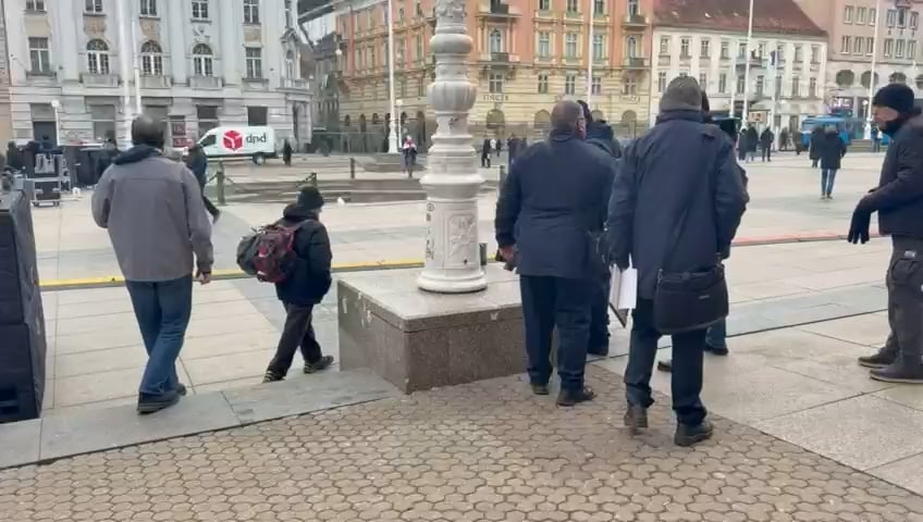 Policija ne da komunalcima na Trgu da rade svoj posao