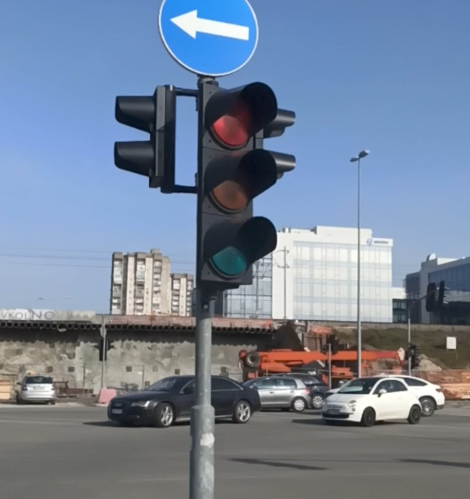 Semafor na NBG bi da prošeta malo...