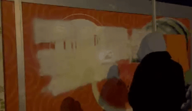 Gençlik Komiteleri:Migros işçilerine aileyiz dedin, oyaladın. Yalına gelenleri gözaltına aldın. Artık ona göre oynayacağız.

Hani aileydik Özilhan?