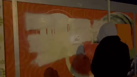 Gençlik Komiteleri:Migros işçilerine aileyiz dedin, oyaladın. Yalına gelenleri gözaltına aldın. Artık ona göre oynayacağız.

Hani aileydik Özilhan?