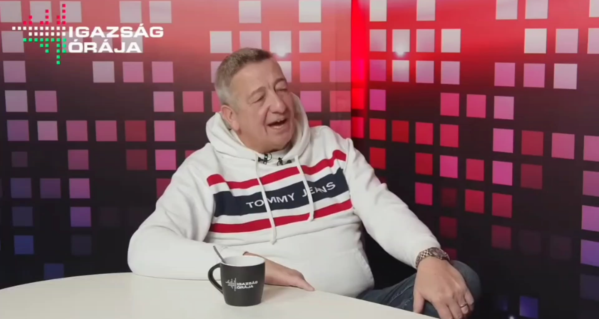 Bayer az "én egy szatyor fing vagyok" sztori után se tanulta meg, hogy nem jó ötlet E/1-ben visszamondani, amivel vádolják/gúnyolják az embert