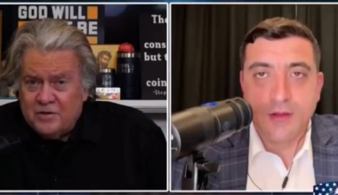 După ce dosarele Epstein confirmau plățile din Rusia, cineva întreba de unde știm că jarteaua de George Simion face partea din rețeaua lui Steve Bannon care are ca scop declarat desființarea UE 🤔