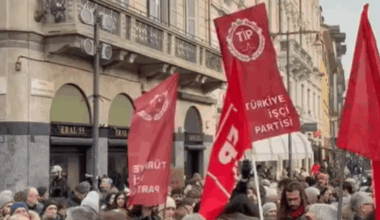 Milano'daki ICE karşıtı gösteride Türkiye İşçi Partisi bayrakları