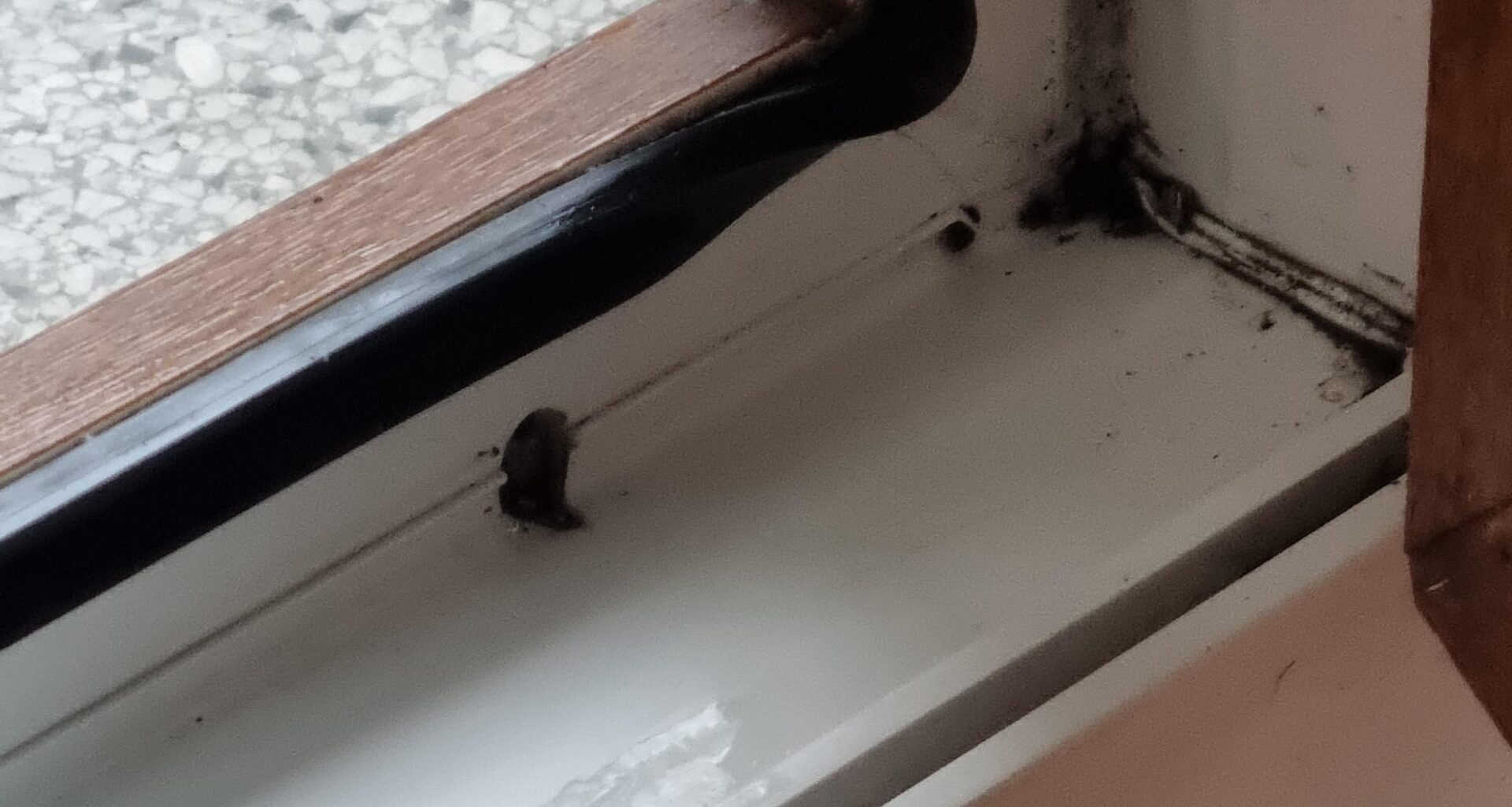 Čistenie odtokových kanálikov na plastových oknách