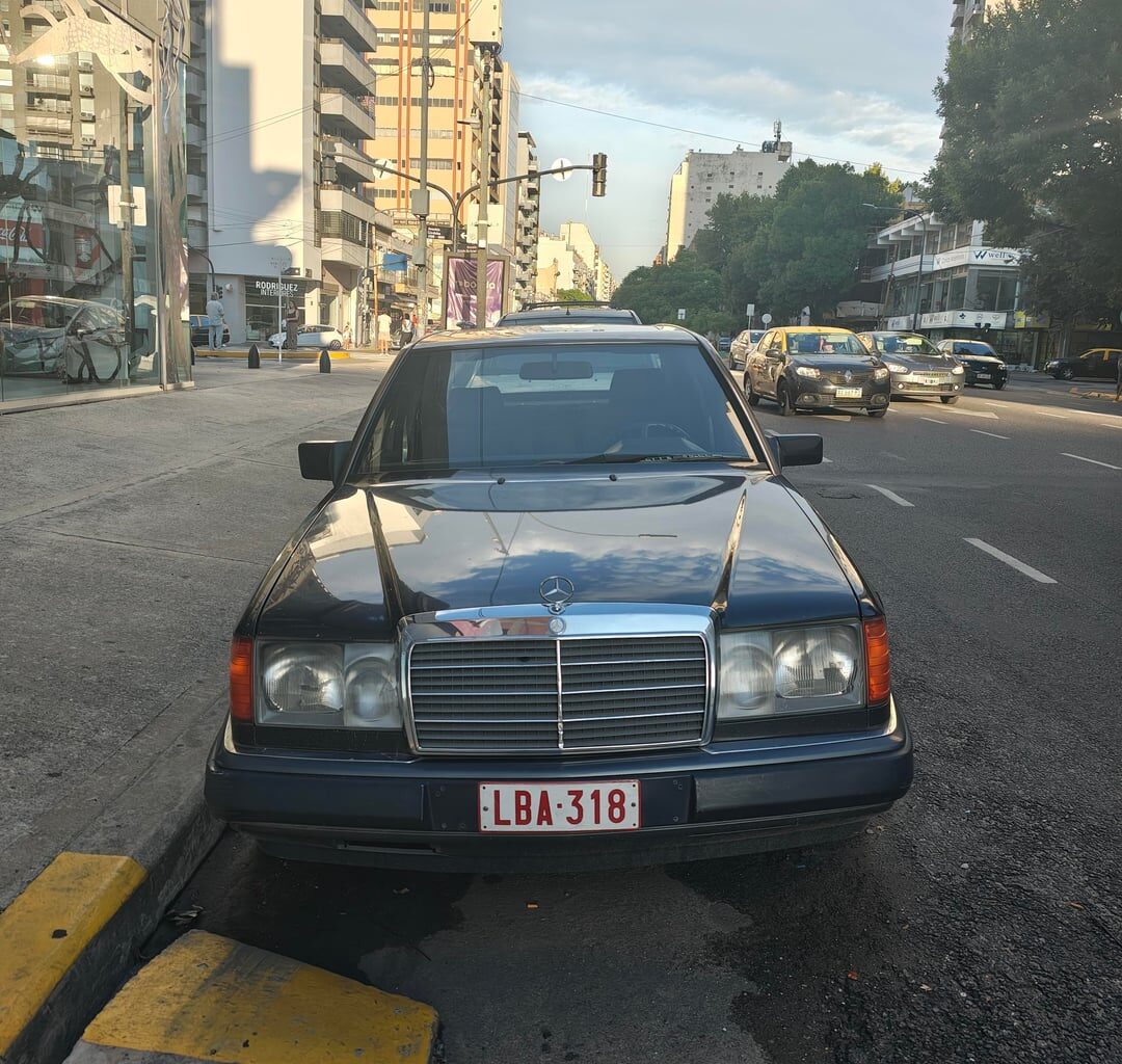 Found this Mercedes with old belgian plates in Buenos Aires, Argentina.